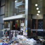 Photo de la devanture d’un magasin de tissus de seconde main du quartier Nippori, 2016