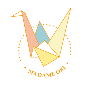 Grue en origami formant le logo de Madame Ori