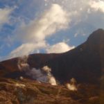 Photo des fumerolles de la vallée d’Ôwakudani vues depuis le funiculaire, 2015