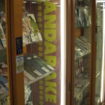 Photo de la vitrine d’un magasin Mandarake de Nakano Broadway, 2014