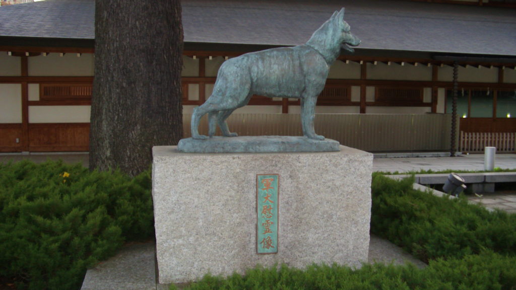 statue de chien en hommage aux animaux morts pour la cause impériale