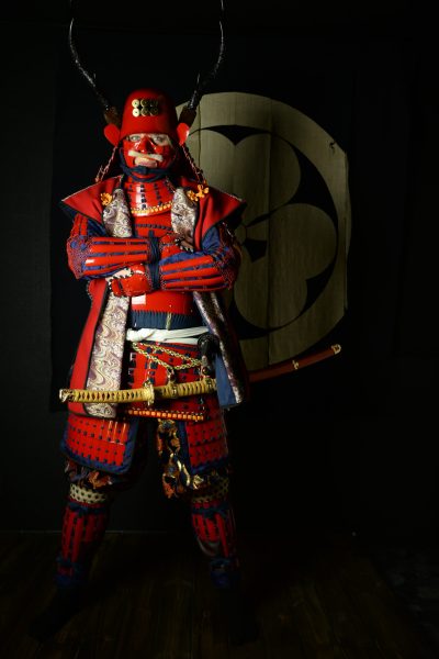 Portrait studio photo en armure de samouraï, 2016